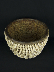 Плетеная чаша с раковинами каури из Африки