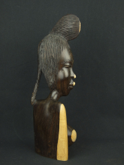 Бюст африканской девушки красавицы из твердой породы дерева