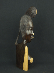 Бюст африканской девушки красавицы из твердой породы дерева