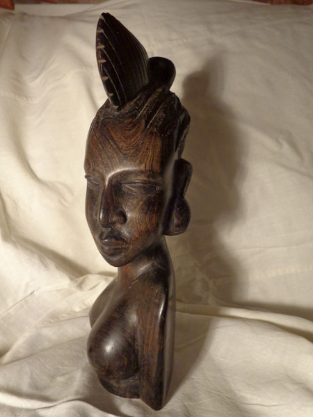 Статуэтка африканской женщины из дерева