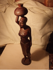 Статуэтка африканской женщины из красного дерева высотой 58 см