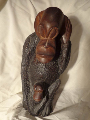 Статуэтка обезьяны из красного дерева "Происхождение" с детенышем
