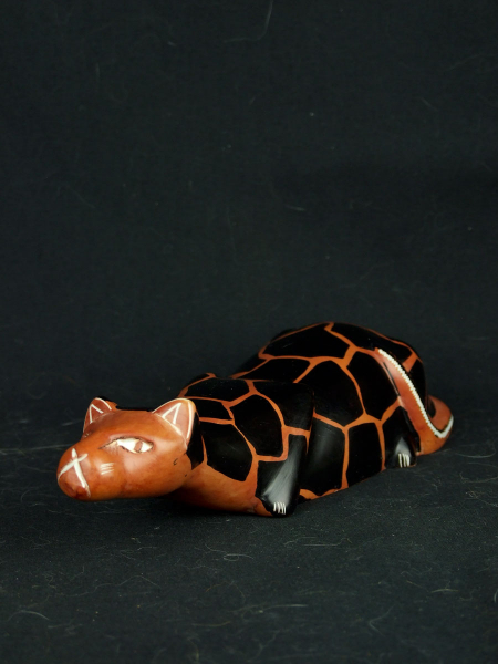 Фигурка лежащей кошки из натурального камня талькохлорит. Сделано в Кении 1683-3