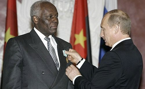 Владимир Путин наградил президента Анголы Душ Сантуша