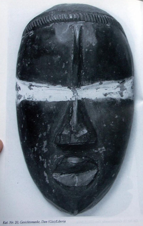 Африканская маска Dan с полосками вокруг глаз